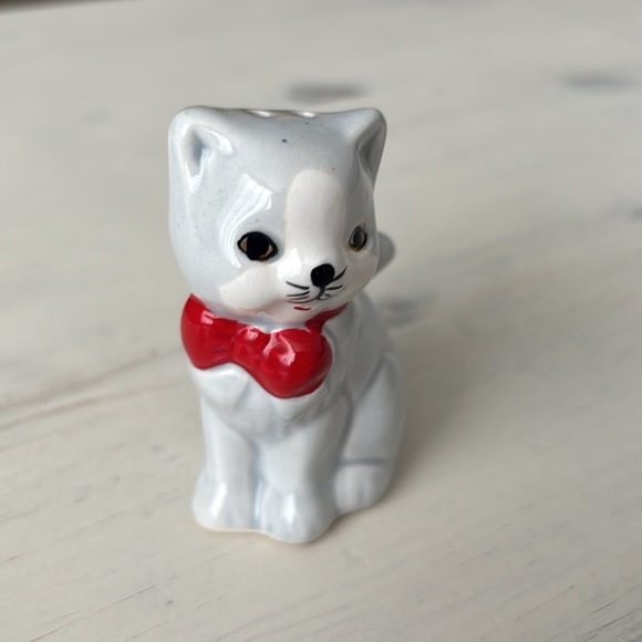 Kittens with Bows! Vintage Ceramic Salt & Pepper Shakers - Picture 3 of 8
